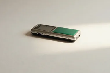 Gravador de voz de bolso sobre uma superfície clara