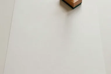 Carimbo de madeira sobre uma folha de papel em branco