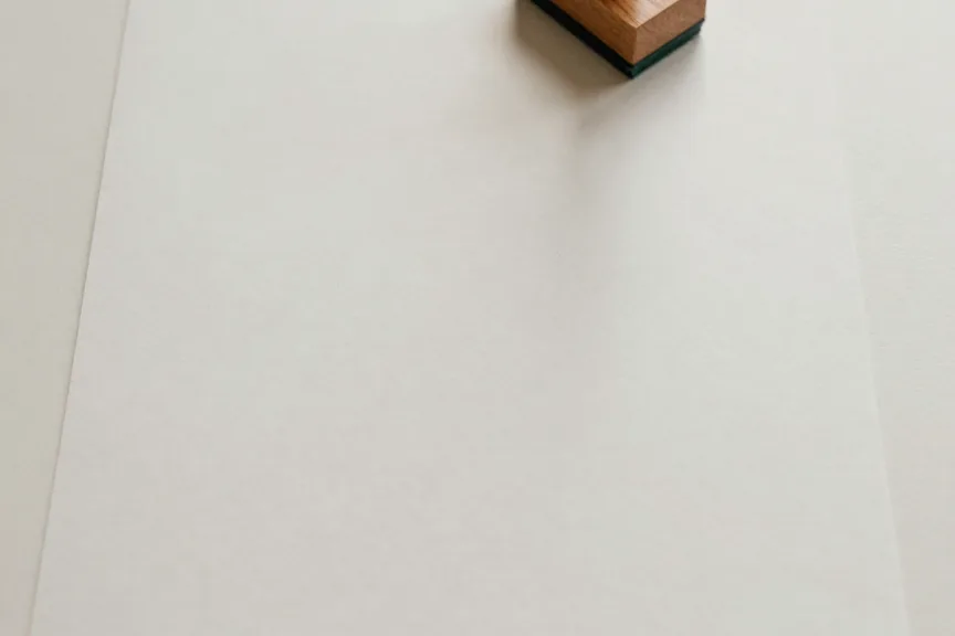 Carimbo de madeira sobre uma folha de papel em branco
