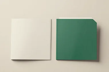 Dois cadernos fechados lado a lado, um bege e um verde