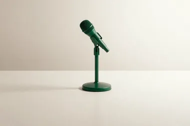 Microfone de mesa verde sobre fundo claro